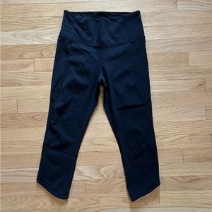 VGUC Lululemon crop leggings. Size 8. Mesh detail with pockets.
